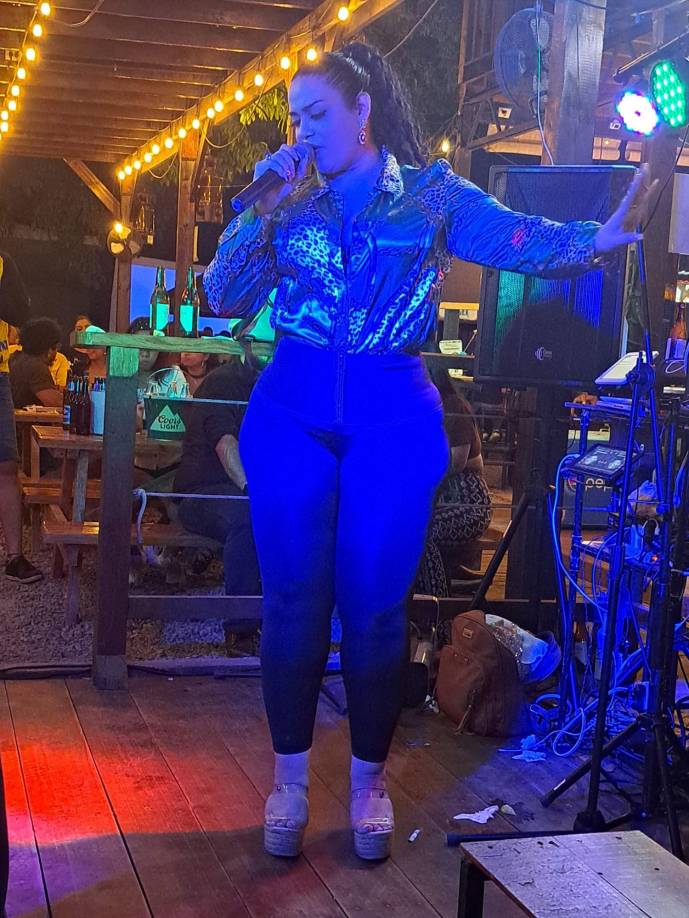 Mirian Cast y Los Indecentes cantarán, desde las 8:00 pm, para los comensales en Asados El Brasero. El limeño Juan Carlos Alemán también llegará con su música al lugar situado en la 15 y 16 calle, 7 avenida de barrio Medina.