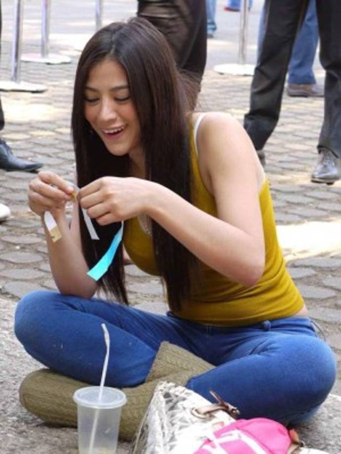 AYERS ROCK - MARCH 21: Diana Princess of Wales and Prince Charles pose in front of Ayer's Rock on March 21, 1983 near Alice Springs, Australia during the Royal Tour of Australia. Diana wore a dress designed by Benny Ong. (Photo by David Levenson/Getty Images)