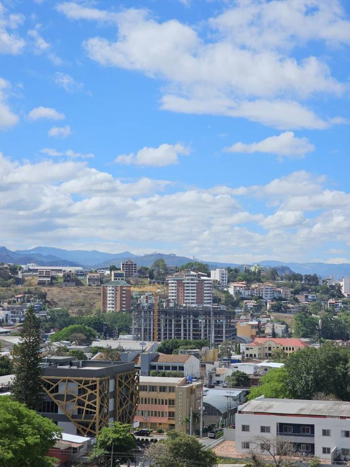 “La obra entra en la categoría de rascacielos son 42 niveles para ejecutar obras de ese tipo se necesitan varios permisos como ambientales, de Aeronáutica Civil por su altura, de la Unidad Municipal de Agua Potable y Saneamiento (UMAPS), Cuerpo de Bomberos, cuando tienen todo nosotros nos otorgamos el permiso”, manifestó.