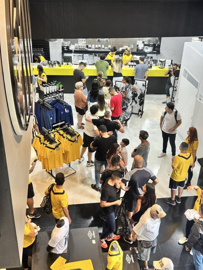 Enormes filas de los aficionados del Santos para comprar la camiseta de Neymar.