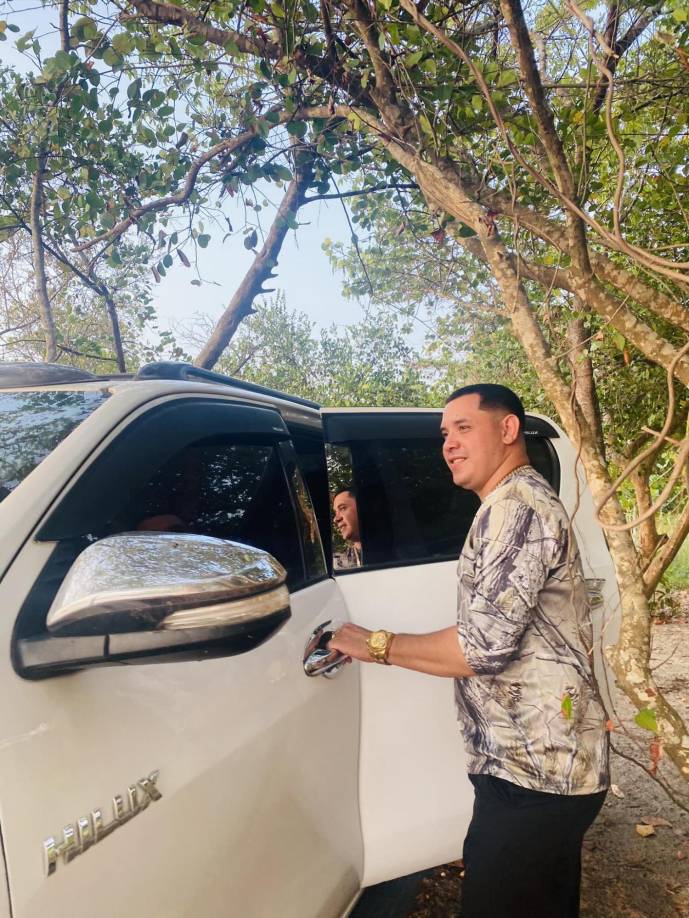 Las dos personas se conducían en el pickup doble cabina propiedad de Carlos Daniel.