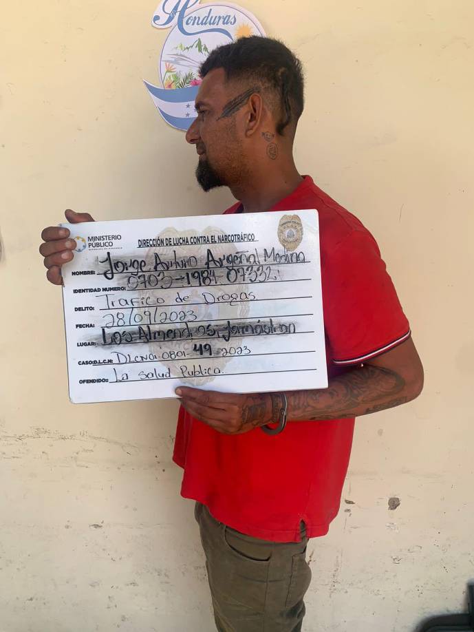 El reporte indica que tenía en su poder 153 bolsas plásticas y media libra de supuesta marihuana, además de 196 envoltorios de aluminio de presunta piedra crack.