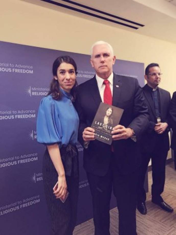 La activista ha recorrido el mundo denunciando el genocidio cometido por el Isis en Irak y buscando ayuda internacional para reconstruir su aldea. En la imagen, junto al vicepresidente estadounidense Mike Pence.