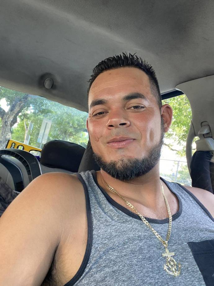 “Los dos hijos se quedaron con un vecino a pasar la noche”, dijeron las autoridades.