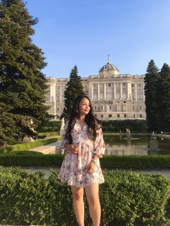 “Me he encontrado y saludado con paisanos hondureños que andan de paseo y llevan la bandera de Honduras en España”, dijo la catracha de 32 años de edad.