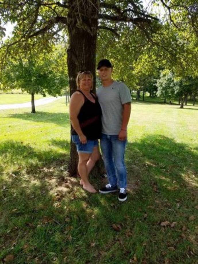 El joven de 26 años se graduó de la escuela secundaria Wentzville Holt en 2011, donde fue un destacado atleta. Luego ingresó a la universidad y comenzó a trabajar en la construcción. Sin embargo, hace siete meses comenzó a experimentar con la heroína y la metanfetamina, perdiendo su trabajo y su pareja.