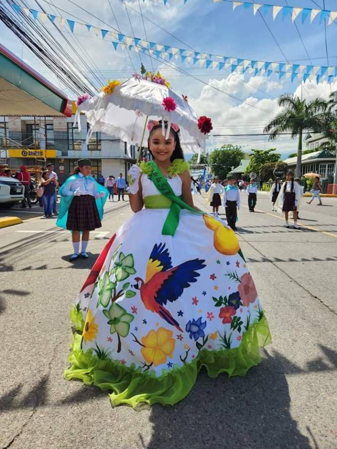 Los alumnos de los diferentes centros educativos de La Ceiba, lucieron trajes alusivos a la fauna, cultura y tradiciones de Honduras, durante los desfiles de Independencia. 