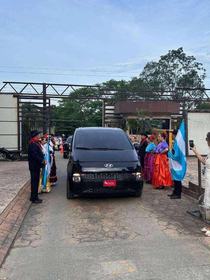 Así fue el momento en el que ingresó la camioneta con el féretro del artista hondureño. 