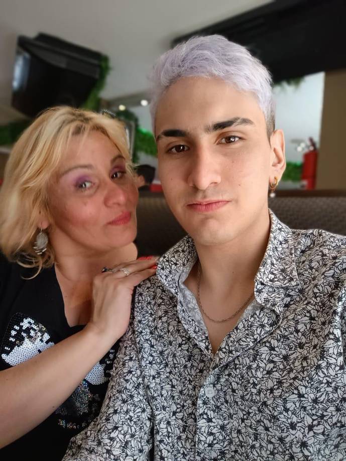 Según los informes preliminares, Leandro llamó al número de emergencias afirmando que su madre se había quitado la vida. 