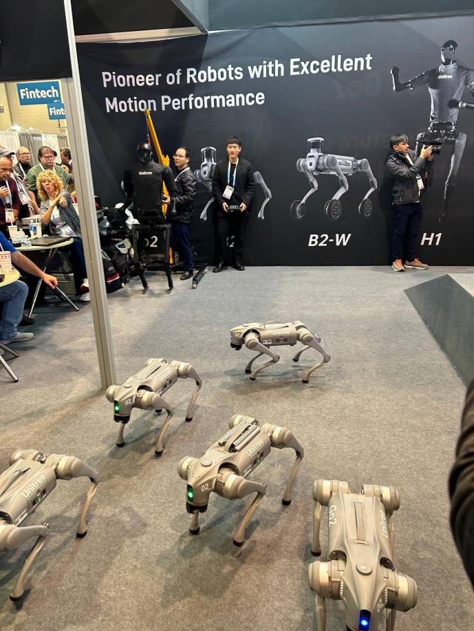 Unitree presentó su robot cuadrúpedo, el Unitree Go 2, que incorpora tecnología de inteligencia artificial. Durante la CES 2024 se realizó una presentación especial de estos robots.