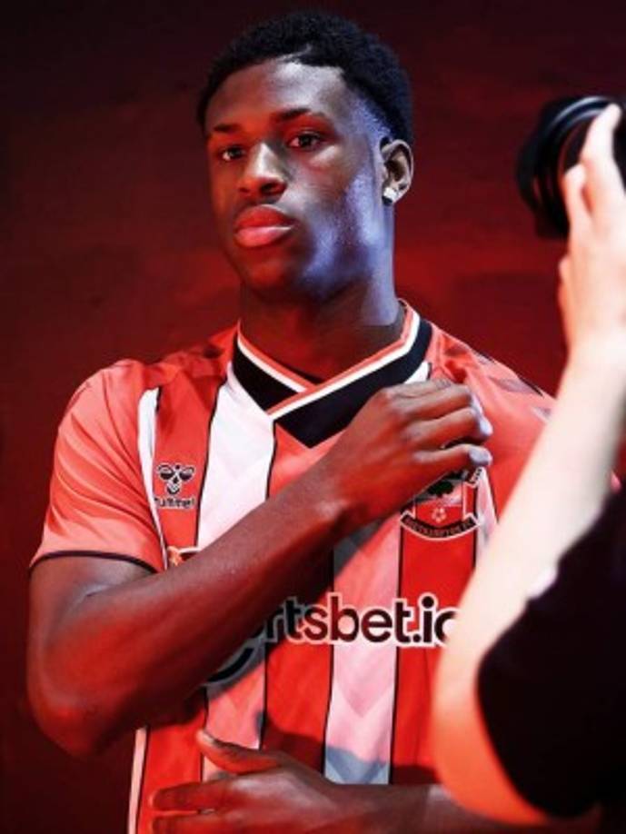 El Southampton ha hecho oficial el fichaje de Thierry Small. El joven lateral izquierdo ha firmado con los 'saints' para las próximas tres temporadas. Foto Twitter Southampton.