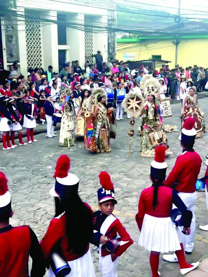 Mientras que en Comayagua, los alumnos de los diferentes colegios vistieron sus mejores galas en el cumpleaños de la patria y desfilaron por las principales calles y avenidas de la ciudad.Las marchas transcurrieron en paz y con mucho civismo. 