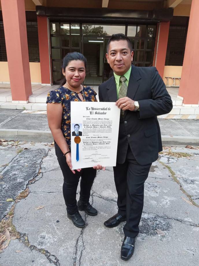 La misma universidad de El Salvador ha usado su historia para inspirar a más personas a que imiten los pasos de César.