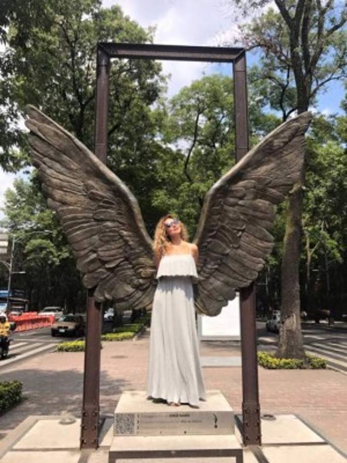 La presentadora publicó una fotografía de la mujer con la que le pusieron los cuernos.<br/><br/>'Este sábado mientras Cris vivía en mi casa, la trajo a México. Soy el mejor caso de mi programa: 'la cachuda del año'', fue el mensaje que publicó en la red social la conductora peruana, junto a una imagen en la que una mujer se divierte en Paseo de la Reforma. <br/><br/>Horas más tarde el tuit fue borrado.