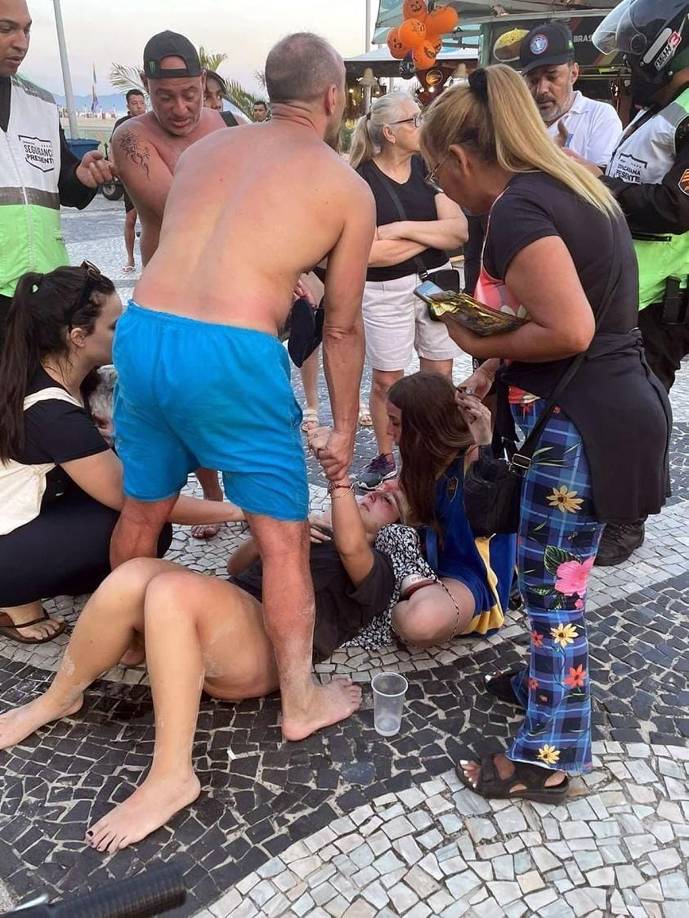 Una joven es asistida por otros argentinos tras las agresiones de los torcedores del Fluminense.