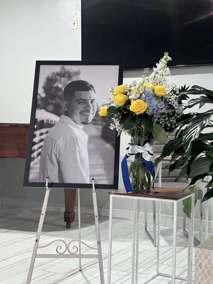 La policía de Fort Worth afirmó que López fue encontrado muerto enfrente de su hogar y que el sospechoso, Caspian Swinney, fue detenido tras ser visto saliendo de una casa.