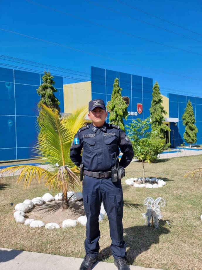 Sub Inspector de Policía Kelvin Rodas en su labores diarias.