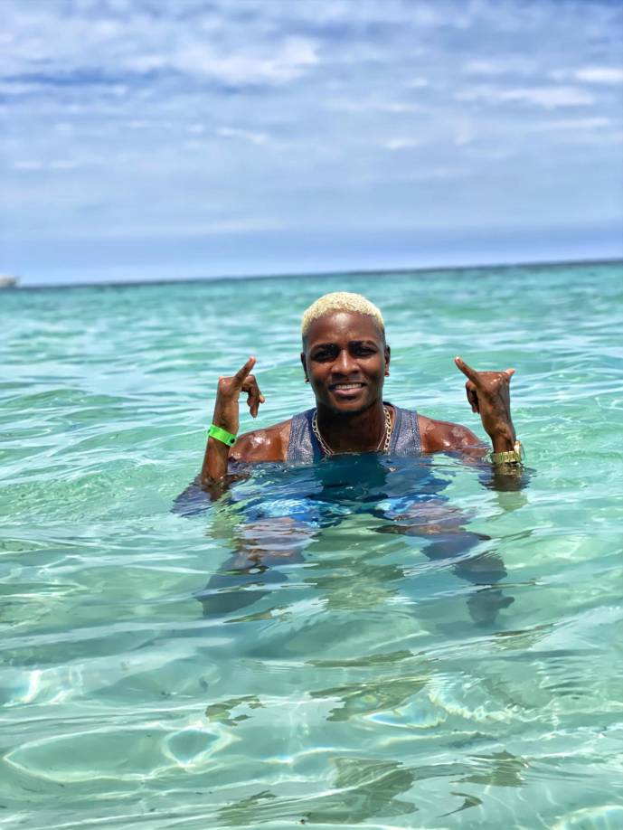 En sus redes sociales, Weiner Riascos compartió fotografía de uno de sus viajes a Roatán. 