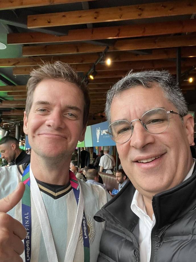 Rafael Villeda, presidente del Olimpia, asistió a la final de la Champions League en Wembley y se tomó un selfie con el argentino Jero Freixas, famoso creador de contenido.