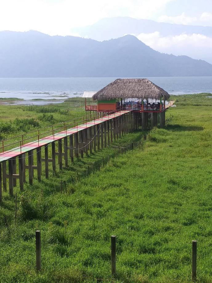 Graciela Funez y su foto desde uno de los muelles.