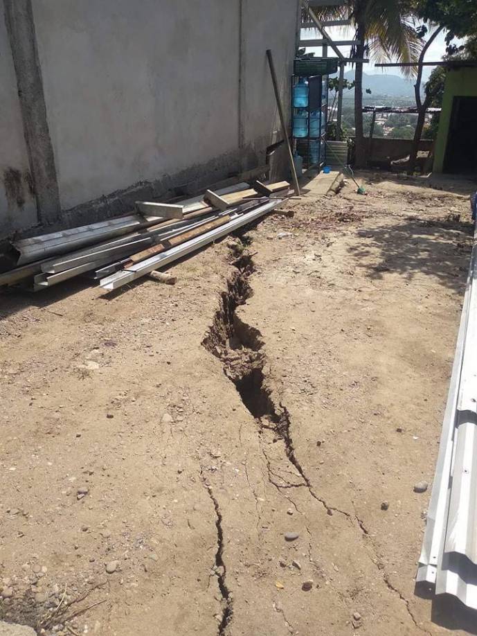 Vista de las fisuras en el suelo en la colonia Miguel Yanez y Lomas de Villanueva, Cortés.