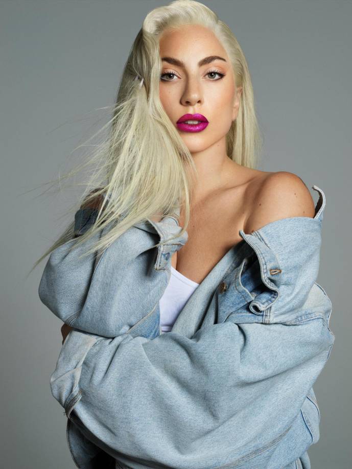 El éxito de “<b>Die with a Smile</b>” marca otro logro en la carrera de <b>Lady Gaga</b>, quien ya cuenta con sencillos que han liderado el Hot 100 en tres décadas distintas. “<b>Just Dance</b>” y “<b>Poker Face</b>” en los años 2000; “<b>Born This Way</b>” y “<b>Shallow</b>” en los años 2010; y “<b>Rain on Me</b>” junto con su reciente colaboración con <b>Bruno Mars</b> en los años 2020.