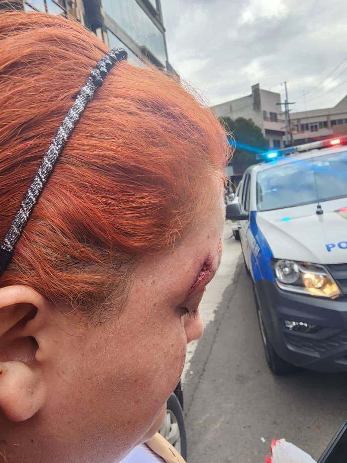 Los dos bandos se lanzaron acusaciones mutuas de corrupción, así como piedras y otros objetos contundentes.