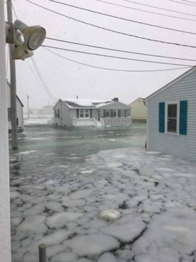 Las inundaciones también afectaron el sur de Canadá, que también sufre la ola el frío ártico desde hace dos semanas. Los fuertes vientos y la nieve obligaron a cortar varias carreteras principales al este de Quebec y de Nuevo Brunswick.