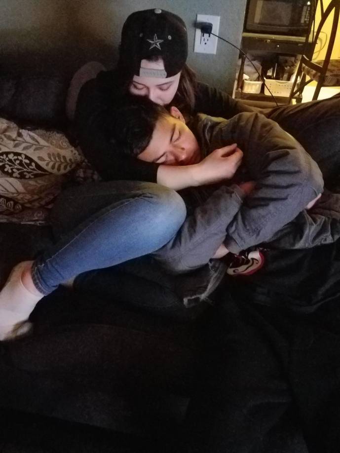 Su partida deja una profunda herida en su familia, en especial a su esposa y a sus dos hijos pequeños, un niño de cinco años y un bebé de casi cuatro meses, quienes ahora tendrán que crecer sin su figura paternal. 