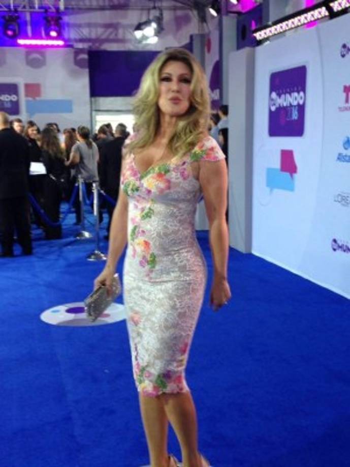 La actriz mexicana Felicia Mercado en la alfombra azul de Premios Tu Mundo 2016.