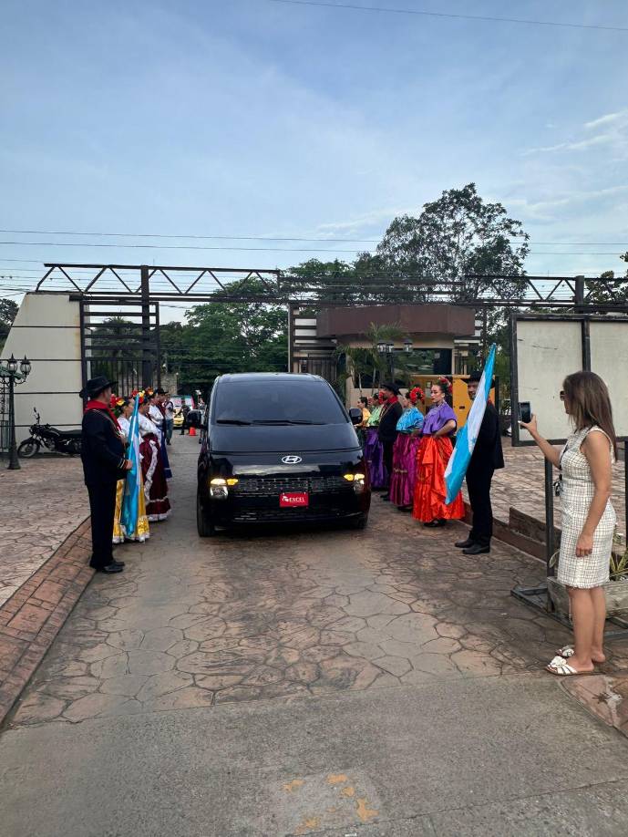 Ahí lo esperaban una multitud para darle el último adiós.