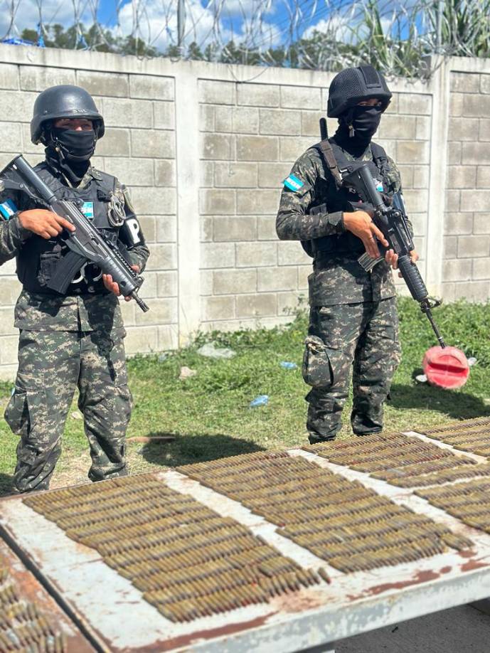 El comandante de la PMOP, Fernando Muñoz, dijo a los periodistas que, en cumplimiento a una ordenanza de la presidenta hondureña, Xiomara Castro, las 25 cárceles que conforman el sistema penitenciario del país han pasado hoy a control total de la Policía Militar.