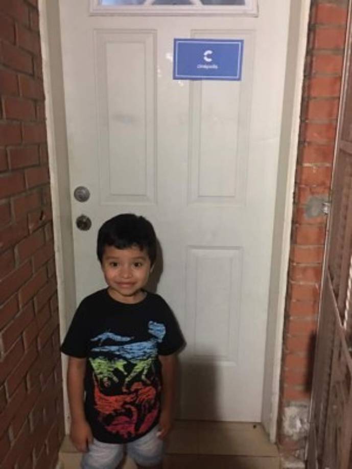 Debido a la pandemia por el Coronavirus que orilla a todos a quedarse en casa para evitar el contagio, el padre decidió transformar la sala y cocina de su casa en una sala de cine y de esta forma sorprender a su pequeño hijito.