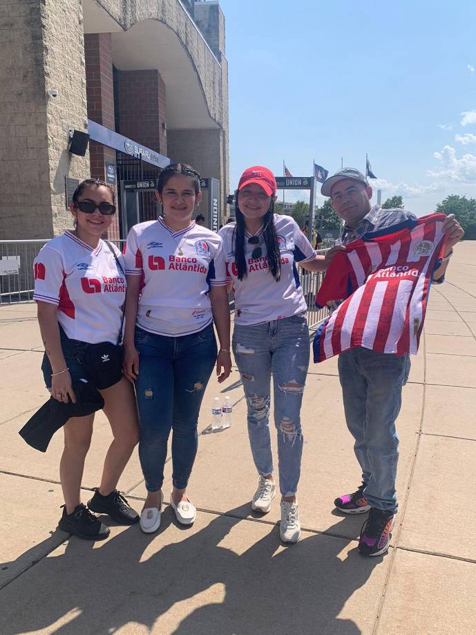 Las aficionadas olimpistas tampoco se quisieron perder el clásico ante Motagua disputado en Estados Unidos.
