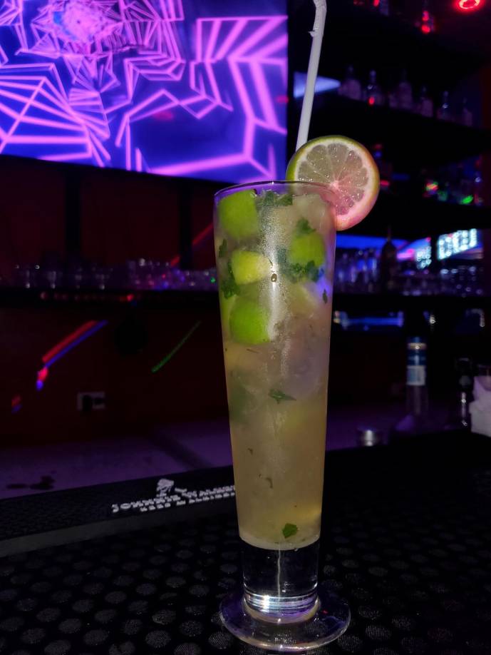 En la disco también hay karaoke, bar y restaurante.