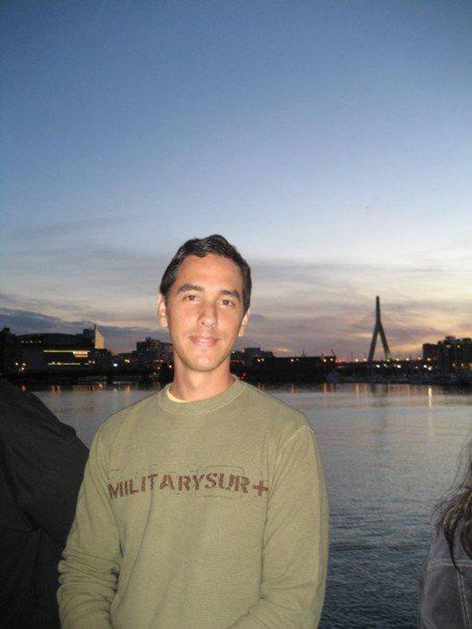 En 2007 viajó al país norteamericano para estudiar una maestría en Engineering Management o Gestión de Ingeniería en la Northeastern University de Boston.