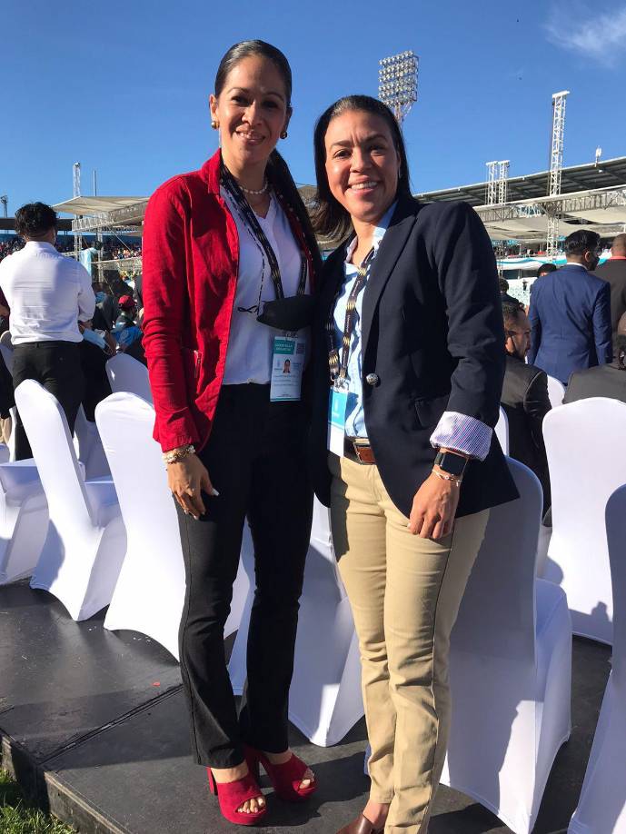 Shirley Perelló y Melissa Borjas, árbitras de la Liga Nacional se hicieron presentes a la toma de posesión de Xiomara Castro. 