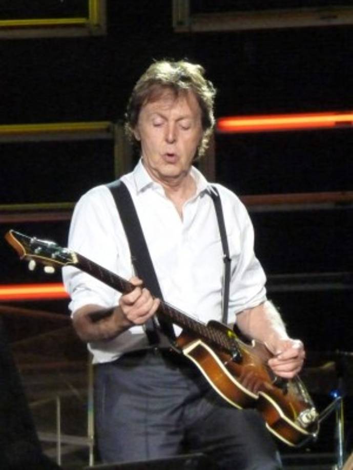 James Paul McCartney, bajista de la desaparecida banda de rock The Beatles.