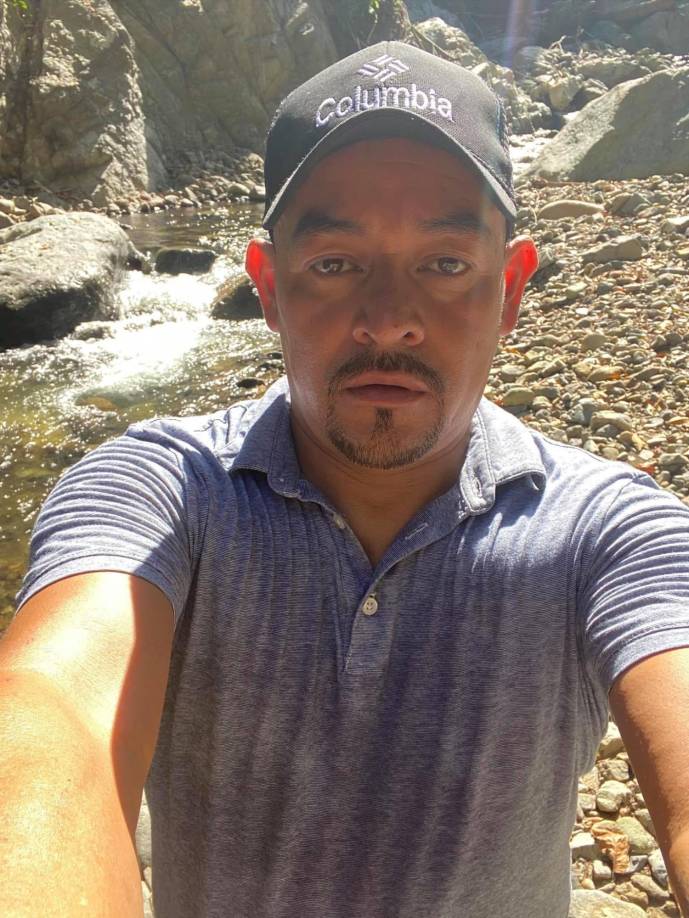 Los cuerpos de los dos amigos quedaron inertes en las afueras de un reconocido billar de dicha colonia. 