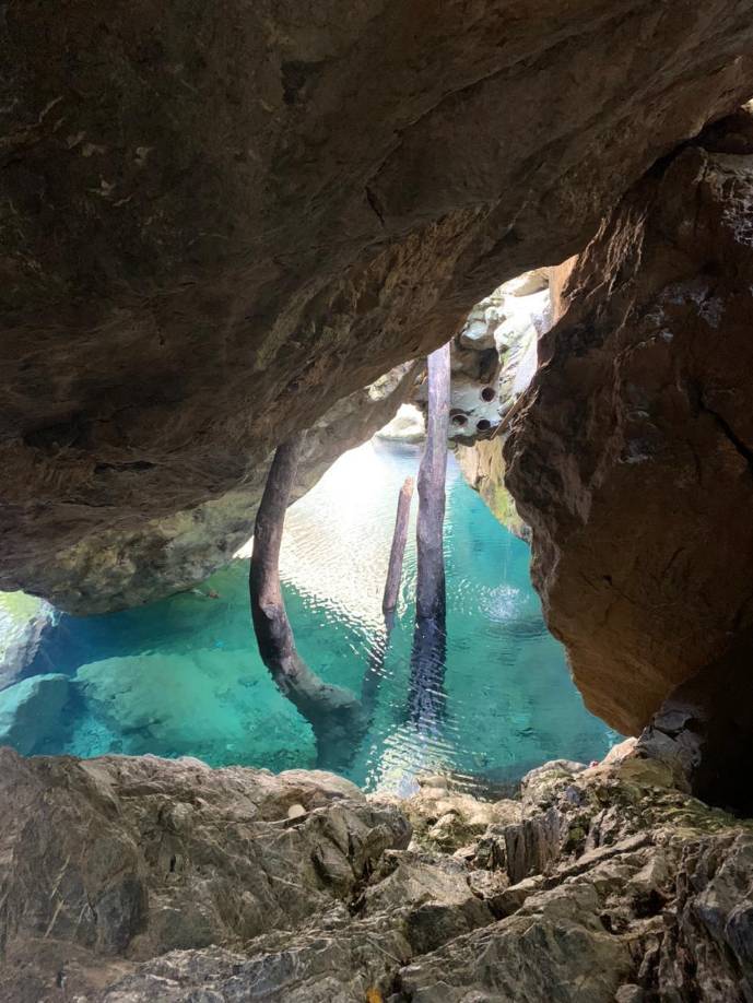 La extensión territorial de la Reserva y Refugio de Vida Silvestre Mico Quemado es de 28,500 hectáreas, la comparten los municipios de El Progreso, Santa Rita y El Negrito, Yoro.