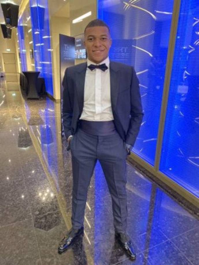 El joven delantero Mbappé del PSG sorprendió con este look.