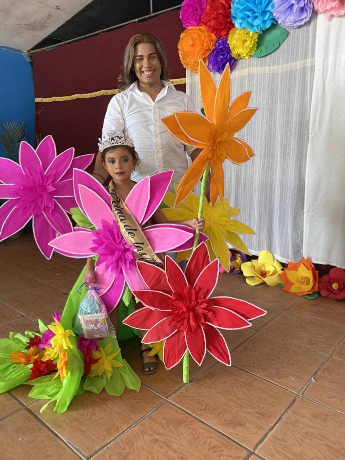“Gracias por haber estado en ese momento apoyándome en la elaboración del traje mi hija y gracias a tu creatividad ganó descansa en paz Limbhert Rodríguez”, le eswcribió Xiomara Bonilla, una de sus clientas y amigas. 