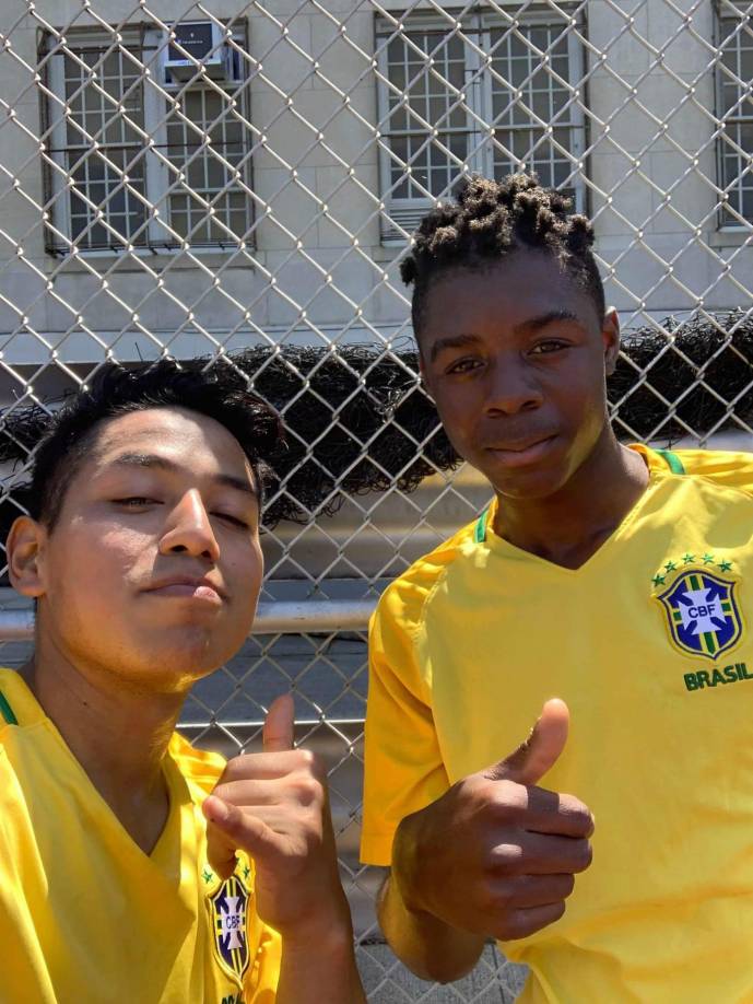 La policía dice que Maynor fue trasladado de urgencia al hospital, donde finalmente murió debido a sus heridas. 