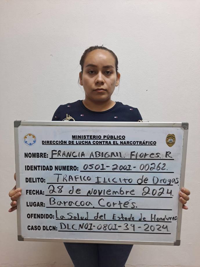 Ayer, en la audiencia de declaración de imputado, un juez le dictó detención judicial a Francia Abigaíl Flores, acusada de tráfico de droga agravado y la remitió a la cárcel de mujeres en Támara, Francisco Morazán. 