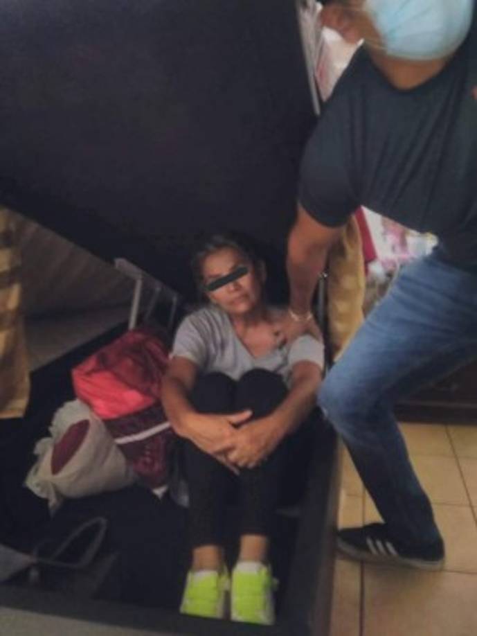 Áñez fue detenida en su vivienda, de madrugada. Intentó ocultarse debajo de una cama, pero agentes policiales la encontraron.