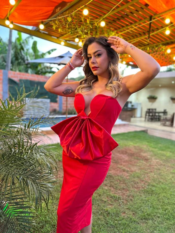 Su carrera vivió un impulso en 2009, cuando posó desnuda para la revista argentina “Maxim”, y en 2010, durante el Mundial de Sudáfrica, formó parte de “Hombre Extremo”.