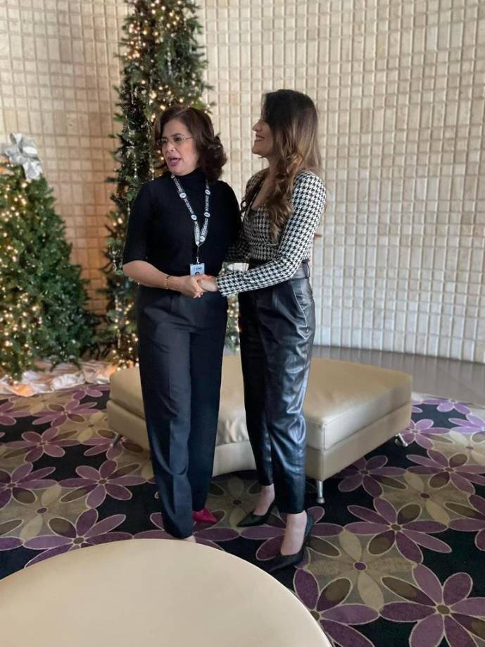 En esta luce un pantalón de cuero, unos zapatos escotados y una bluza estampada a cuadros. 