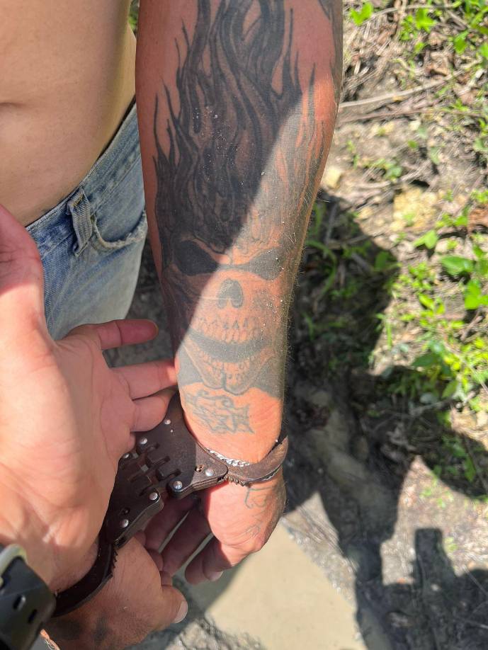 En imágenes publicadas por la PMOP se observa que “El Jona SLS” tiene tatuajes en varias partes de su cuerpo alusivos a maras y pandillas. 