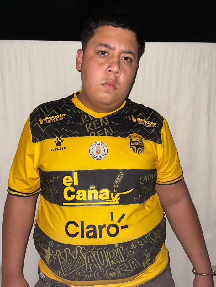 La Policía también le dio captura a Adrián Jafeth Rivera Mendoza de 17 años de edad, originario del barrio Calpules en San Pedro Sula.