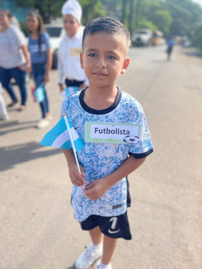 Cada estudiante representó su futura vocación, como este niño que sueña con ser jugador profesional.